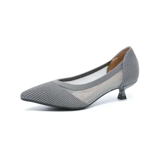 Elegante graue spitze Kitten Heels mit atmungsaktivem Strick-Mesh-Design für Damen.