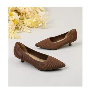 Elegante braune spitze Strick-Kittenschuhe mit feinen Details aus strukturiertem Stoff