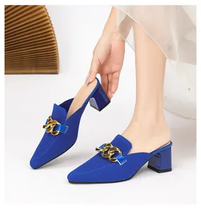 Elegante blaue Pantoletten mit spitzer Kappe, goldener Kette und stabilem Blockabsatz
