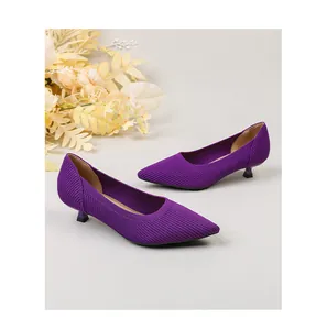 Elegante lila Strick-Kitten-Heels mit spitzer Zehenpartie und feiner Rippenstruktur.