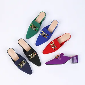 Modische Damen-Mules mit spitzer Kappe, Blockabsatz und eleganter goldener Kette
