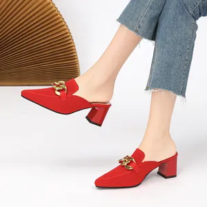 Elegante rote gestrickte Pantoletten mit Blockabsatz und goldener Kettendekoration