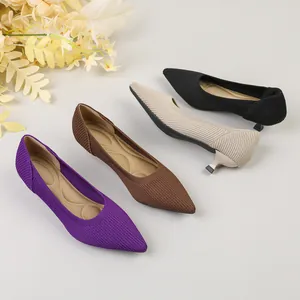Elegante spitz zulaufende Flyknit-Pumps mit Pfennigabsatz in verschiedenen Modefarben