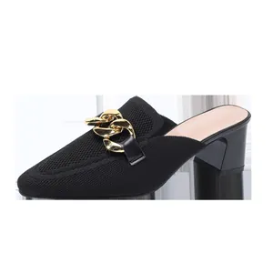 Schwarze Damen-Mules aus Strick mit spitzer Zehenpartie, Goldkette und Blockabsatz