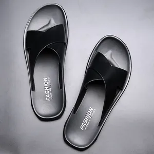 Vue détaillée de mules décontractées pour hommes avec brides croisées en cuir souple
