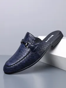 Detail van blauwe geweven leren heren loafers zonder hiel met een metalen gesp