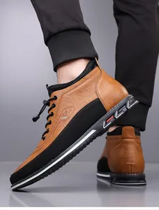 Detailweergave van stijlvolle bruin-zwarte heren boots met vetersluiting en elastiek