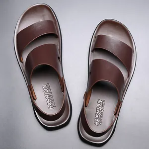 Vue de dessus de sandales en cuir marron pour hommes avec design respirant ouvert.