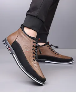 Detailopname van de stijlvolle bruin-zwarte lederen high-top heren vrijetijdslaarzen