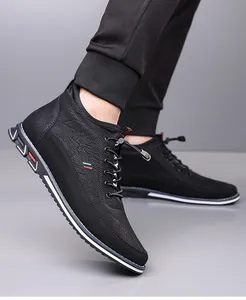 Detailopname van zwarte hoge herensneakers met getextureerd leer en witte zool