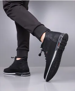 Detailopname van stijlvolle zwarte high-top herensneakers met zijkant en de zool