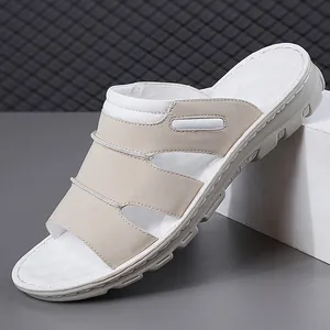Vue détaillée de sandales antidérapantes pour hommes en beige et blanc pour l'été.