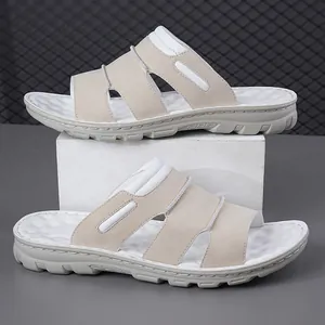 Sandales d'été antidérapantes pour hommes en beige et blanc sur un bloc d'exposition.