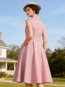 Élégante robe vintage rose à pois blancs sans manches avec poches et jupe évasée.
