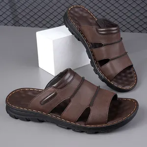 Détail macro de sandales pour hommes marron avec coutures contrastées et semelles antidérapantes