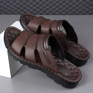 Vue détaillée des sandales en cuir marron pour hommes avec semelles noires antidérapantes.