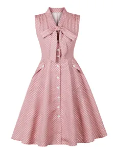 Robe vintage rose à pois sans manches en coupe A avec boutons sur le devant et nœud