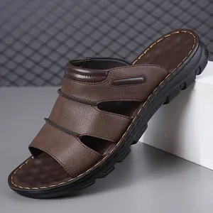 Vue détaillée de sandales pour hommes en simili cuir marron avec de belles surpiqûres