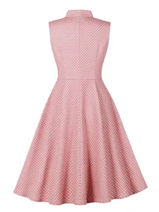 Vue arrière d'une robe vintage à pois sans manches rose sur fond blanc pur élégant