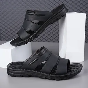 Vue détaillée de sandales d'été noires pour hommes sur des socles géométriques blancs
