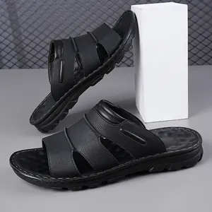 Gros plan de sandales de loisirs en cuir noir antidérapantes pour hommes avec semelle