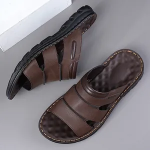 Détail de sandales pour hommes en cuir marron avec semelle noire épaisse antidérapante