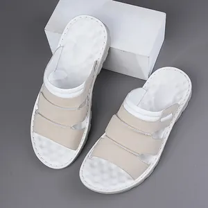 Détail des sandales pour hommes avec trois brides et semelle intérieure texturée.