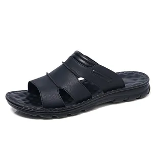 Vue latérale détaillée de sandales décontractées noires pour hommes en similicuir.