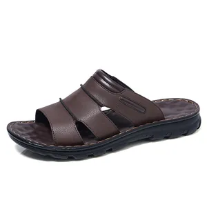 Vue détaillée de profil de sandales d'été antidérapantes en cuir marron pour hommes.