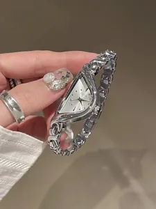 Primer plano del reloj GUOU para mujer con esfera de media luna y correa de plata