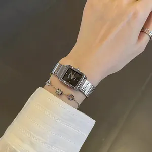 Primer plano del reloj de moda cuadrado plateado GUOU con esfera negra y pulsera a juego