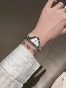 Primer plano del elegante reloj de cuarzo plateado GUOU con forma de media luna en la muñeca