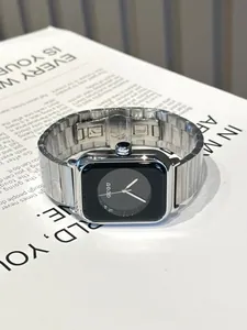 Détail macro de la montre GUOU carrée en métal argenté avec cadran noir circulaire