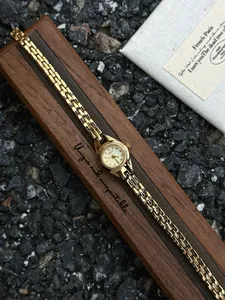 Élégante montre à quartz vintage en or pour femme dans un coffret cadeau en bois
