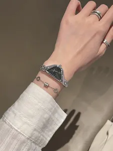 Primer plano del elegante reloj GUOU con forma de media luna y accesorios de moda