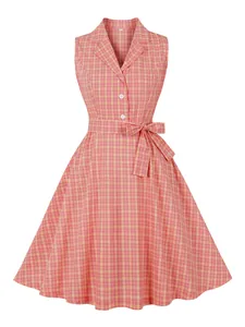 Vestido vintage años 50 sin mangas a cuadros rosas con cuello de solapa y lazo