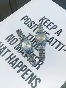 Vista de detalle de dos relojes de mujer con biseles de diamantes y acero