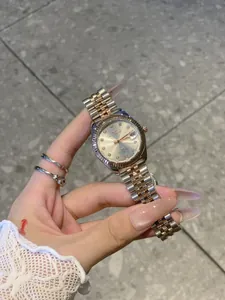 Vista detallada de un reloj IBSO para mujer con correa de acero bicolor y esfera con calendario.