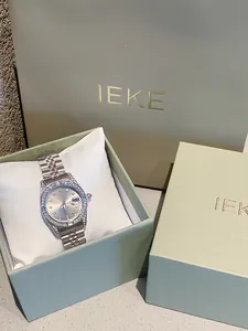 Primer plano del elegante reloj de mujer con diamantes en estuche de regalo IEKE