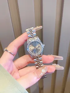Vista detallada de un reloj de lujo plateado para mujer con bisel de diamante y acero