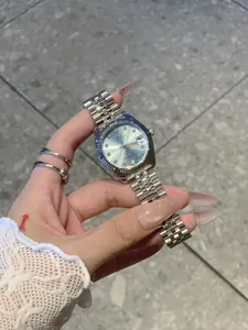 Vista detallada del reloj de mujer IBSO de acero plateado con esfera azul y calendario.