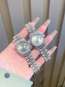 Primer plano de elegantes relojes de mujer con bisel de diamante y correa de acero