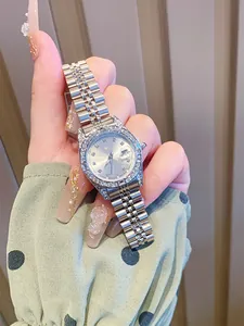 Reloj elegante de acero plateado para mujer con bisel de diamantes y detalle de esfera