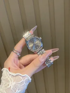 Detalle del reloj IBSO plateado para mujer con bisel estriado y brazalete jubilee