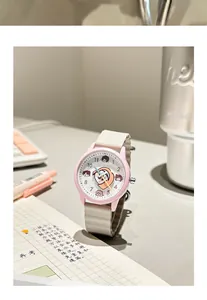 Vista detallada de reloj de cuarzo rosa para estudiantes con correa de silicona y esfera