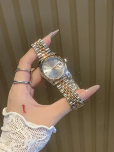 Vista detallada del reloj IBSO para mujer en plata y oro con ventana de fecha