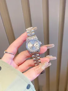 Vista detallada de un elegante reloj de mujer plateado con bisel engastado con diamantes