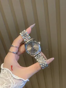 Vista detallada del reloj IBSO plateado para mujer con marcadores de cristal