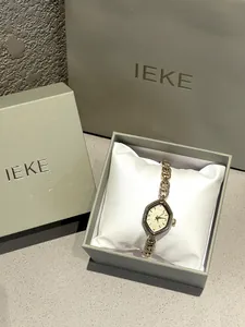 Κοντινό πλάνο vintage γυναικείου ρολογιού σε σχήμα ρόμβου με διάτρητο χρυσό μπρασελέ