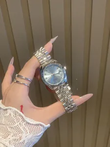 Primer plano del reloj IBSO para mujer con esfera azul claro y correa de acero plata